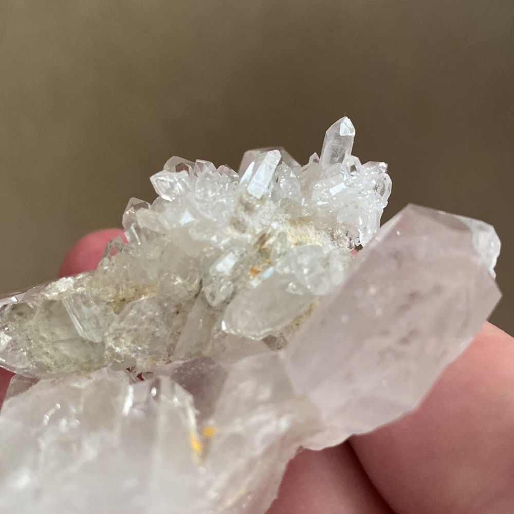 🔥AAA QUALITY QUARTZ CLUSTER🔥Points all over + 🌈. 3”X 2.5”X1”. STUNNING - Picture 14 of 17